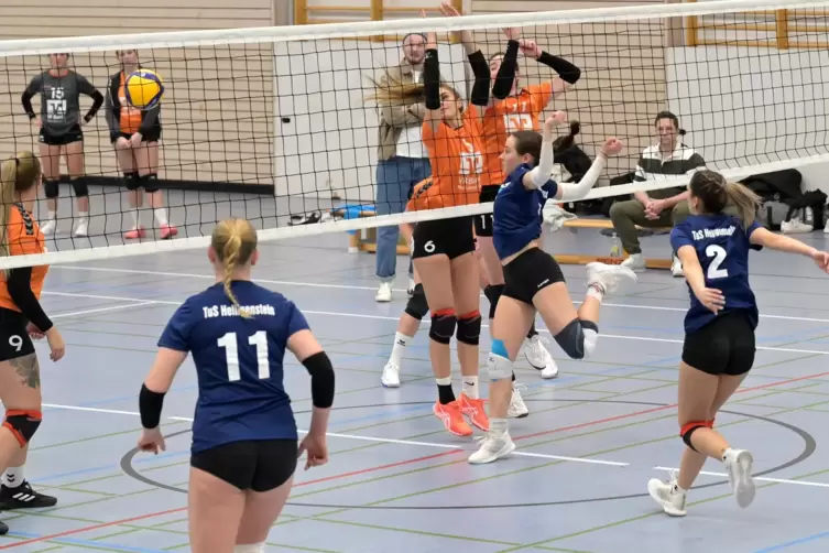 Nächster Punkt: Greta Vogel (Mitte in Blau) punktet für TuS Heiligenstein gegen FC Wierschem.