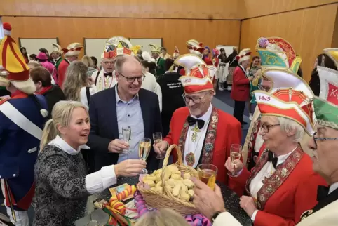 Landrätin Susanne Ganster empfing am Samstag die Narrenschar im Kreistagssaal, hier prostet sie mit Carnevalisten aus Hauenstein