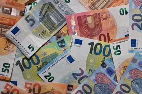 Knapp 9000 Euro sollen von inländischen und ausländischen Quellen auf das Girokonto der Angeklagten geflossen sein. 