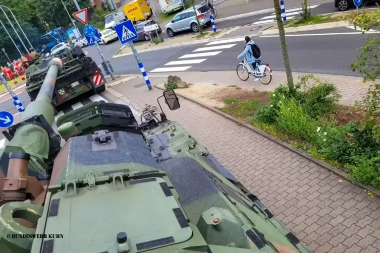 Der Panzerkonvoi richtete auf seiner Fahrt durch Kaiserslautern einige Sch&auml;den an.