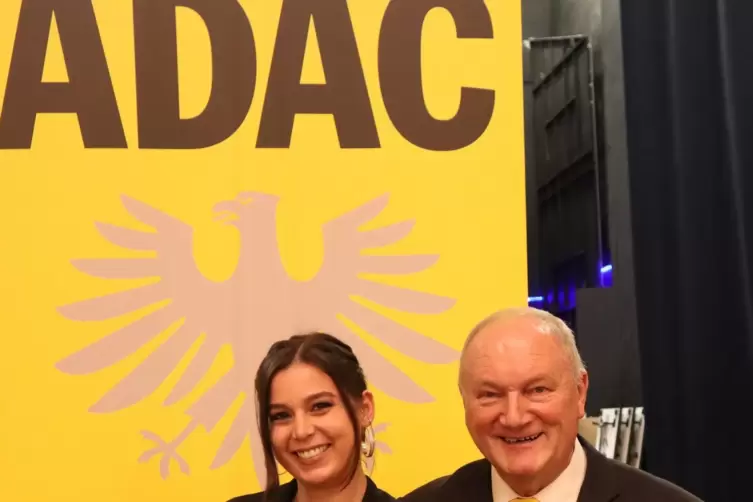Die deutsche Vizemeisterin Lisa Kiefer mit ADAC-Pfalz-Sportleiter Friedhelm Kissel.