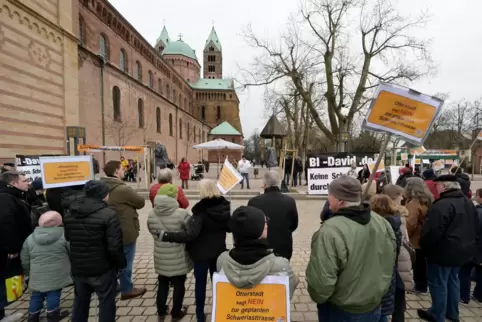 Gegen linksrheinische Varianten der geplanten Güterbahntrasse: Demonstranten am Domplatz. 