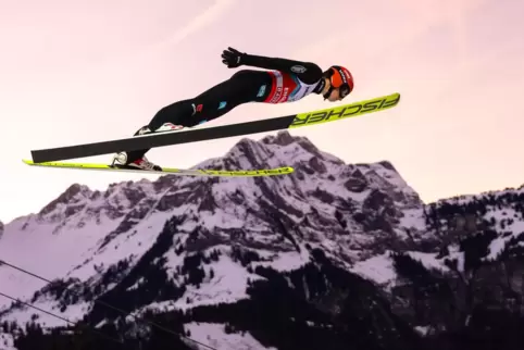 Statt der Berge künftig eine Hallenwand im Hintergrund? Davon träumt so mancher Skisprung-Funktionär. 