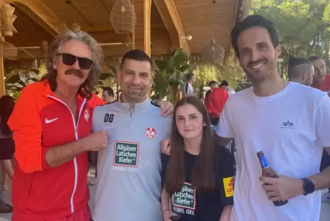 Fanfamilie mit FCK-Cheftrainer: Dietmar Bösel, Dimitrios Grammozis, Emilia Braun und Jason Bösel (v.l.). 
