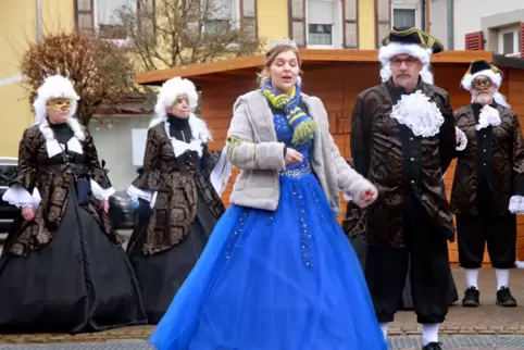 Flankiert von den Heggeschlubbern in barocken Kostümen, führt Ralf Neuhard die scheidende Prinzessin Viktoria I. zum närrischen 