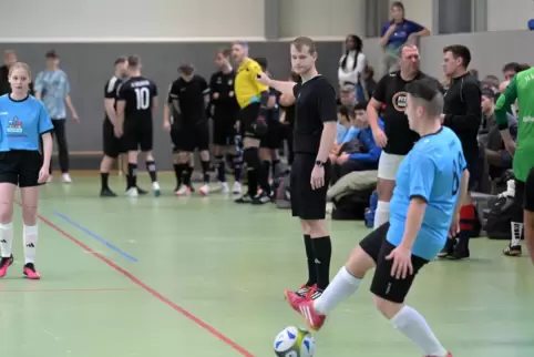 Zeit genommen: Schiedsrichter Luca Francesco Weber beim Spiel SPD (rot) gegen SG Lieberampool (blau).