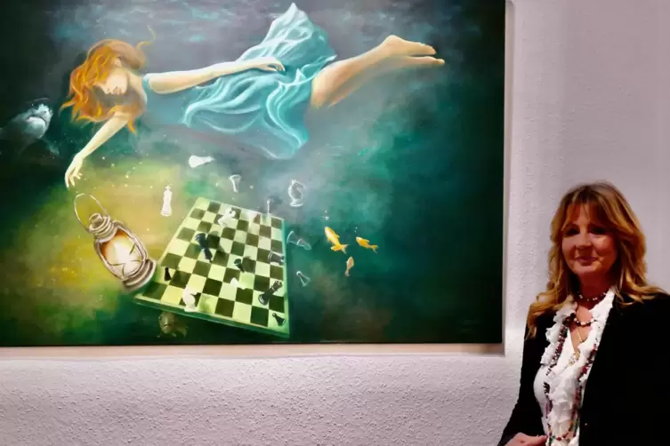Monika Krohn aus Zweibrücken neben ihrem Kunstwerk „Game over“. 