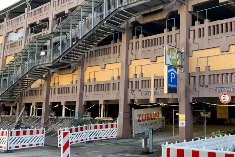 Das Parkhaus in der Waffenstraße ist ein Sanierungsfall. 