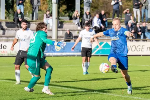 Raphael Gehrlein (in Blau) war immer 90 Minuten auf dem Platz und steuerte als Abwehrspieler drei Tore bei, hier das 1:0 gegen R