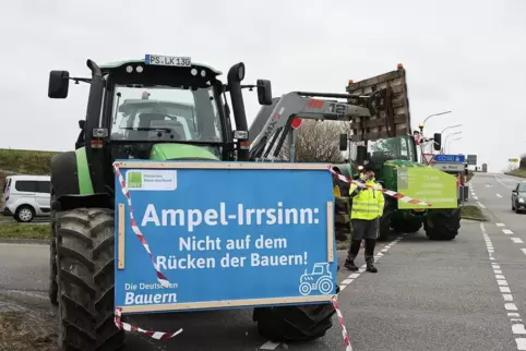 Bauern protestieren mit einer Blockade der L600. Hier die Auffahrt von der Winzler Straße. 