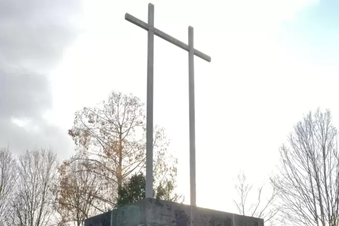 Denkmal auf dem Speyerer Friedhof: Es wurde 1932 zu Ehren von Franz Hellinger und Ferdinand Wiesmann errichtet. Denkmal auf dem Speyerer Friedhof: Es wurde 1932 zu Ehren von Franz Hellinger und Ferdinand Wiesmann errichtet.
