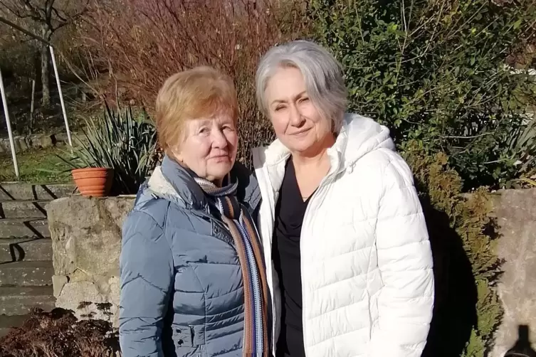 Wollen an ihren Angeh&ouml;rigen erinnern: Gudrun Wei&szlig; (links) und Carmen Wiesmann.