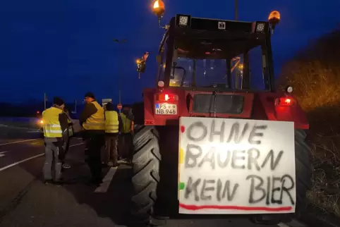 Unter den Schildern waren auch humorvolle wie „Ohne Bauern kein Bier“ – wobei an den Punkten links auch Kritik an der Regierung Unter den Schildern waren auch humorvolle wie „Ohne Bauern kein Bier“ – wobei an den Punkten links auch Kritik an der Regierung