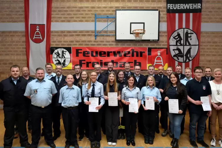 Feuerwehrehrung in der VG-Lingenfeld: Auch Fluthelfer-Medaillen wurden verliehen. 