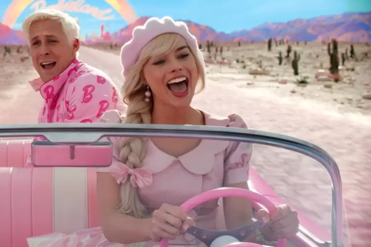 Sch&ouml;n rosa: &bdquo;Barbie&ldquo; (Margot Robbie) erhielt einen Globe als &bdquo;Gr&ouml;&szlig;ter Erfolg an der Kinokasse&ldquo;, links Ken Ryan Gosling.