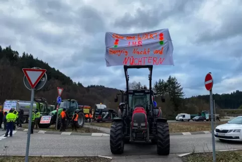 Traktoren und Lastwagen blockierten bis Montagmittag den Kreisel neben der B10 bei Hinterweidenthal. 
