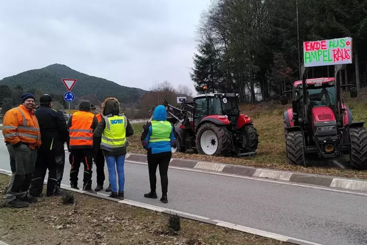 Auch der Kreisel der B427 in Dahn-Reichenbach war von protestierenden Landwirten versperrt worden. 