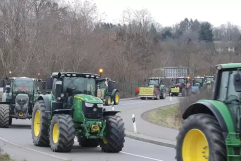 Um die Mittagszeit treffen sich die Landwirte zum Abschluss der Aktion auf dem Raiffeisen-Gelände am Zweibrücker Etzelweg.