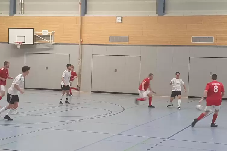  Spielszene aus der Partie SG Bechhofen-Lambsborn gegen den SV Miesau II beim VG-Turnier Bruchmühlbach-Miesau (2:1): Hier passt 