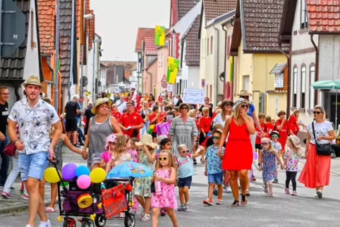 Die Flomersheimer Kerwe, hier ein Foto des traditionellen Umzugs, war 2023 ein voller Erfolg. Da waren sich alle Redner beim Neu
