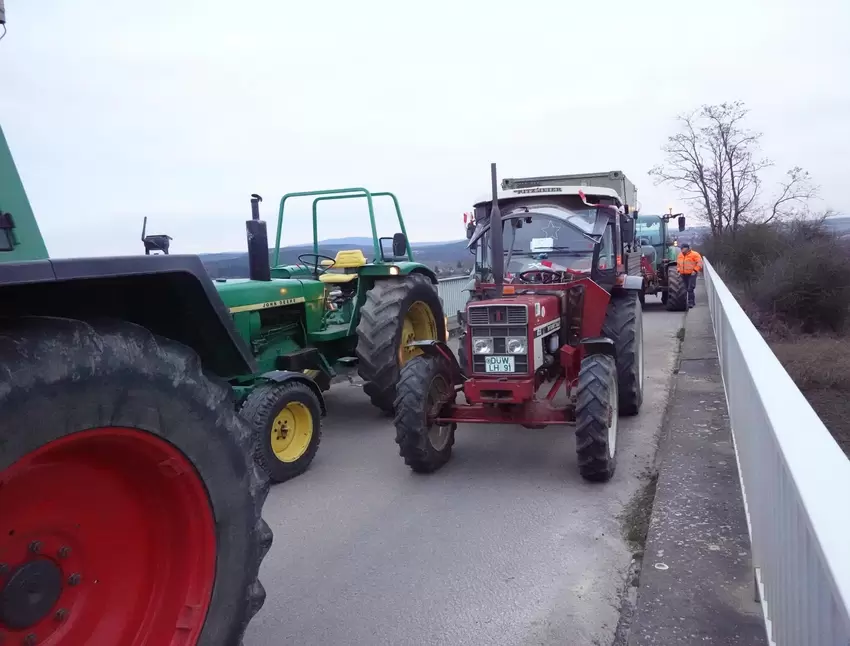 Mahnwache der Bauern auf einer Autobahnbrücke.
