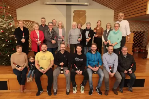 Beim Neujahrsempfang in Biedesheim bedankte sich Bürgermeister Armin Wendel (rechts hinten) bei engagierten Helfern.