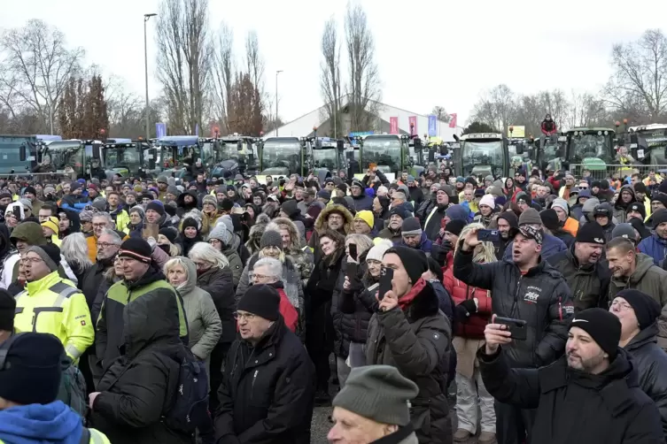 Vor der Eberthalle in Ludwigshafen haben sich laut Polizei 1200 Personen versammelt.