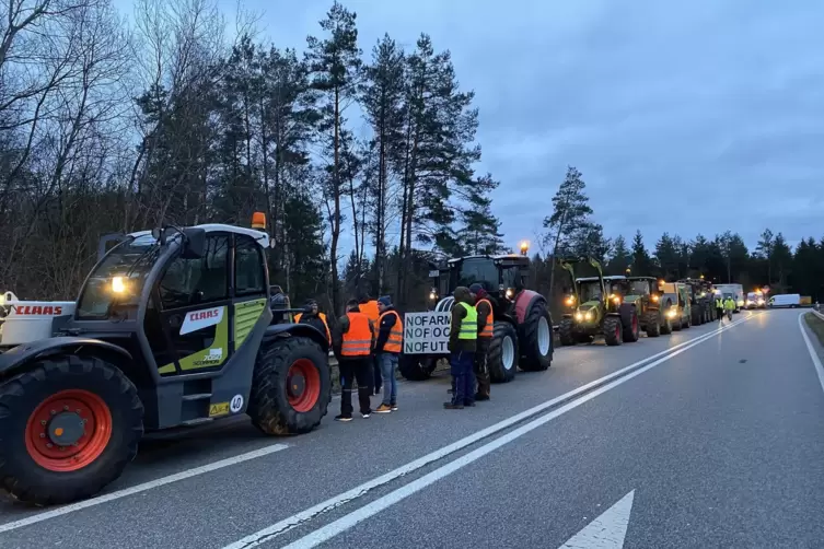 Etwa 20 Traktoren blockierten die A6-Auffahrt bei Waldmohr in Richtung Mannheim.