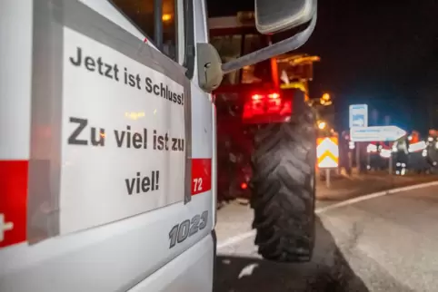 Mit mehreren Traktoren haben Landwirte die A6-Auffahrten bei Waldmohr blockiert.