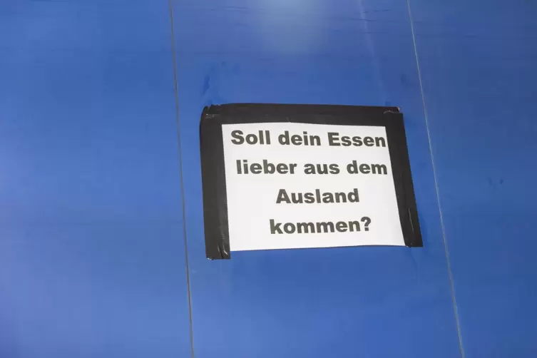 Botschaft dahinter. Sollten landwirtschaftliche Betriebe aufgeben m&uuml;ssen, m&uuml;ssten Nahrungsmittel importiert werden. 