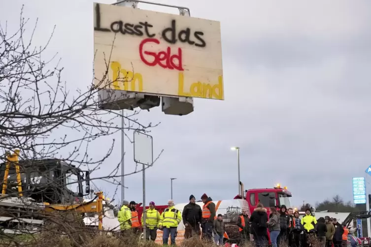 &bdquo;Lasst das Geld im Land&ldquo;, fordern die Landwirte. Die Aufnahme entstand in Konken.