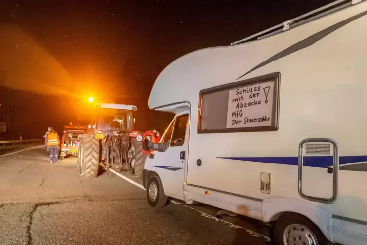 An vielen Fahrzeugen waren Botschaften angebracht. 
