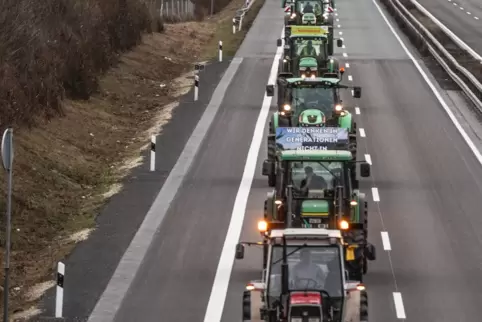 Gestern um 8.30 Uhr haben sich Landwirte aus unserer Region von Kirchheimbolanden aus auf den Weg zur großen Kundgebung nach Mai