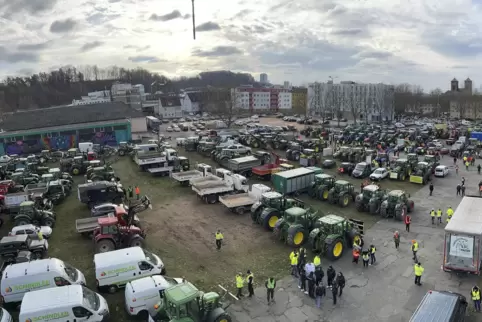 Auf dem Messeplatz sammelten sich am Nachmittag Hunderte Fahrzeuge für einen Protestzug.