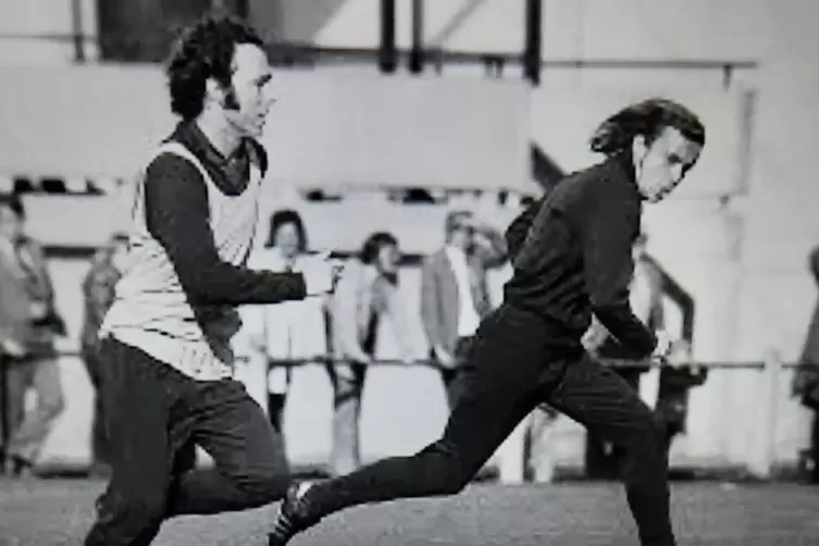 Gernot Rohr (rechts) im Bayern-Training gemeinsam mit Franz Beckenbauer. 