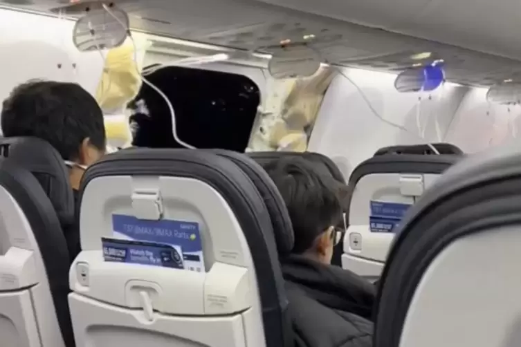 Dieses Bild aus einem von Elizabeth Le zur Verfügung gestellten Video zeigt Passagiere, die in einer Boeing 737-9 Max in der Näh