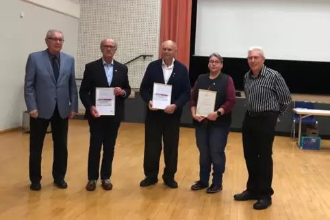  Ehrungen: Herbert Gehrlein (2. v.l.), Walter Pfaff (3.v.l.), Hans Hofmann (Vorsitzender Kreischorverband Südliche Rheinpfalz - 