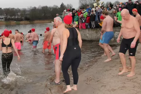 Nicht jeder im Neopren: Bei zwei Grad Lufttemperatur wagten sich 50 Schwimmer unter den Blicken vieler dick eingepackter Zuschau