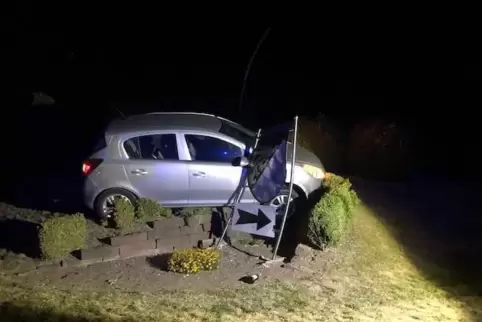 Das kann nicht gut gehen: über statt um den Kreisel. Das Foto zeigt einen anderen Unfall.