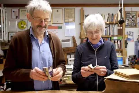 Klaus und Hedwig Müller stellen in ihrer Werkstatt schon seit langem auch Miniaturbücher her. Bis heute sind es mehrere Dutzend.