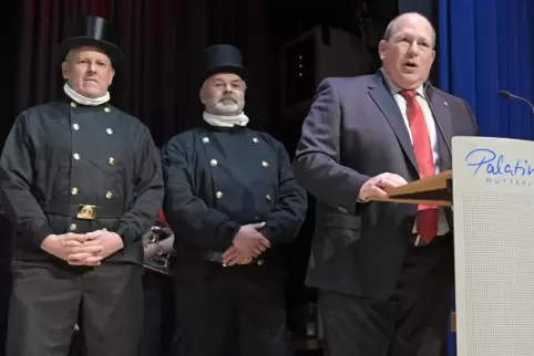 Glück als Rückenwind: Mutterstadts Bürgermeister Thorsten Leva mit den Schornsteinfegern Michael Fußer (Mitte) und Michael Rutz.