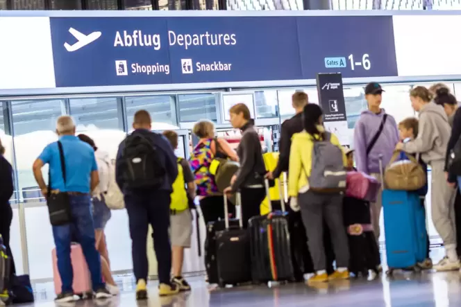 Der Staat langt zu: Die höhere Ticketsteuer betrifft sämtliche Passagiere, die von deutschen Flughäfen abheben.