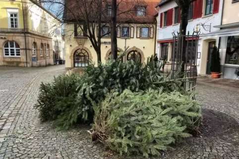 Überreste vom Dürkheimer Weihnachtsmarkt auf dem Römerplatz. Hier wie im heimischen Wohnzimmer gilt: Der Baum muss weg. 
