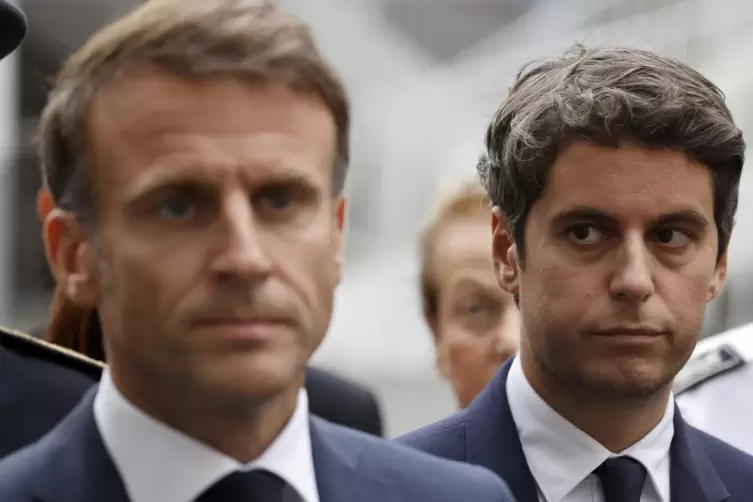 Gabriel Attal (rechts) gilt als Vertrauter von Präsident Emmanuel Macron (rechts). 