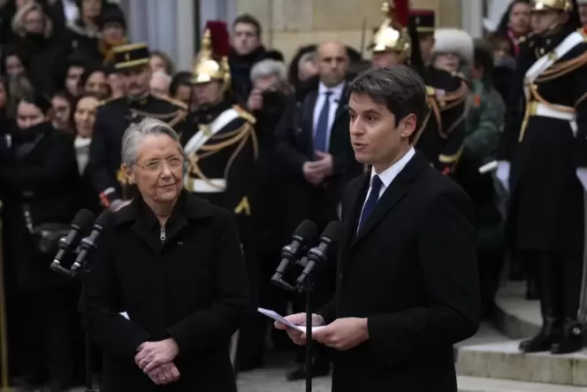 Wechsel an der Spitze der französischen Regierung: Elisabeth Borne (62, links) geht, Gabriel Attal (34, rechts) kommt.