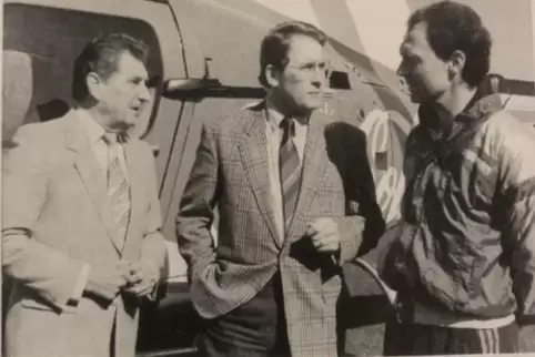 April 1988: Auf dem Sportplatz in Heltersberg wird der Coca-Cola-Hubschrauber präsentiert, der dem deutschen Teamchef Franz Beck
