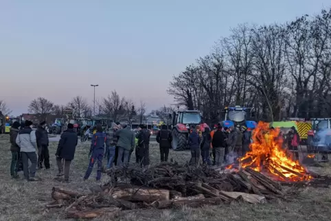 Mit ihrem Mahnfeuer protestieren Landwirte gegen geplante Steuererhöhungen.