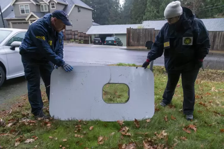 Das abgerissene Kabinenteil von Alaska-Airlines-Flug 1282 wurde in einem Garten in Portland gefunden. 