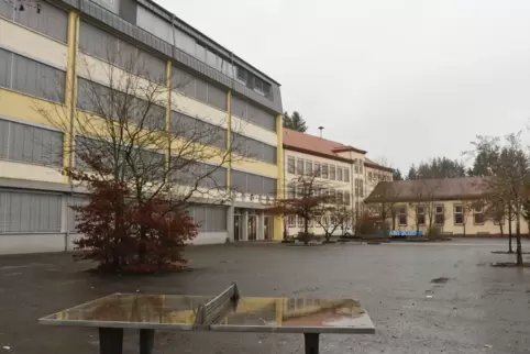 Nur knapp zweistellig waren die Temperaturen im Schulgebäude des Wilhelm-Erb-Gymnasiums zum Unterrichtsbeginn am Montag. Nur knapp zweistellig waren die Temperaturen im Schulgebäude des Wilhelm-Erb-Gymnasiums zum Unterrichtsbeginn am Montag.