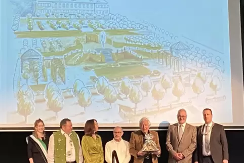 Bernd Hofmann (Dritter von rechts) mit der „Goldenen Wutz“ vor einem Entwurf des Terrassengartens. Gratulanten waren (von links) Bernd Hofmann (Dritter von rechts) mit der „Goldenen Wutz“ vor einem Entwurf des Terrassengartens. Gratulanten waren (von links)